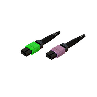 Los extremos del conector de fibra óptica MPO para el cable de salto con una variedad de colores en la bota